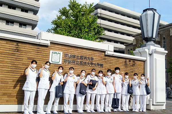 まだ新しい白衣がまぶしいです。